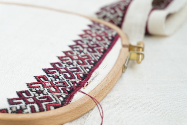 haftowana wstęga na drewnie